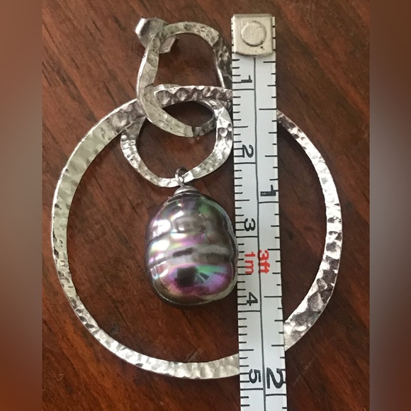 Sterling Tahitian pearl artisan handcrafted hammered silver dangling earrings - Picture 3 of 5